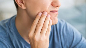 Imagen representativa de migraña y dolor muscular facial en paciente adulto con bruxismo. En Llanas Dental dentista en cd juarez evaluamos causas de bruxismo