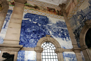 Portos Bahnhof mit Bildern aus blau-weißen Azulejos, Kacheln, verziert @My own Travel Städtetour Phantastisches Porto