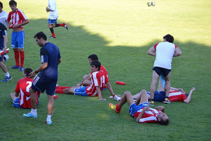 Los jugadores de ambos equipos sufrieron los rigores del intenso calor.