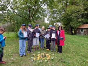 Stellvertretende Landrätin Margit Horner-Spindler überreicht den Katzenaugen ihr Blue-Ranger-Zertifikat