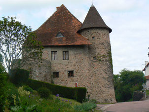 La maison des dïmes : cet ancien corps de garde du château médiéval du XIIe siècle, devient au 17ème siècle le logis du curé qui perçoit la dîme, d'où son nom. 