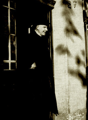 Bischof Graf von Galen 1942 am  Kevelaerer Bahnhof. 