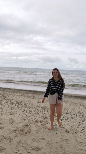 Sängerin Laura am Strand