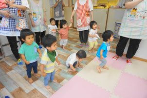 帰りの会で挨拶する子ども達