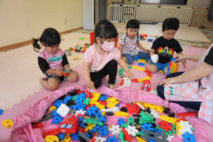 保育園でブロックで遊ぶ子ども達