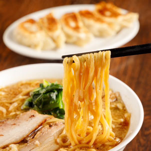 背脂煮干しラーメン＆モチモチ餃子・手打ちラーメン万太郎