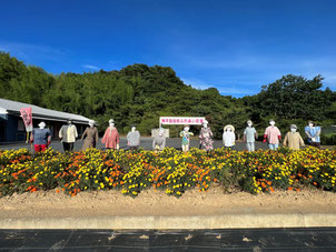 一関市　川崎　神平自治会　自治会館前の案山子