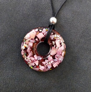 Handgemachter Orgonit-Anhänger mit Granat, Muschelflakes und Kupfer | Energie-Schmuck