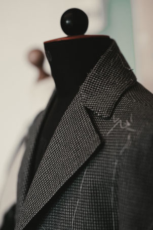  Maßmantel für Herren aus grauem Pepitastoff auf Büste im Atelier von Herrenschneiderin Manuela Leis, Berlin – handgefertigt, Bespoke Coat, Maßanfertigung, Herrenmantel