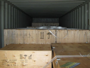 Seefracht- und Überseekisten aus Holz verstaut in einem Container