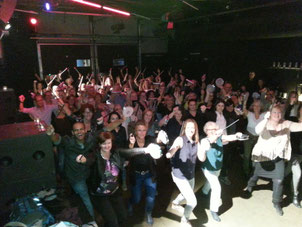 Authentieke Braziliaanse percussie workshop op locatie in Limburg met een lachend team tijdens een humorvolle workshop.
