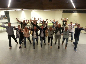 Interactieve percussie workshop op locatie in Flevoland met Braziliaanse instrumenten en een grote dosis humor.