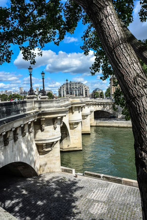 Pont Neuf - die älsteste Brücke von Paris (im Hintergrund das Kaufhaus Samaritaine)