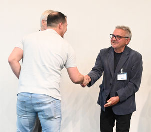 Projektleitung gratuliert persönlich zur bestandenen Qualifikation