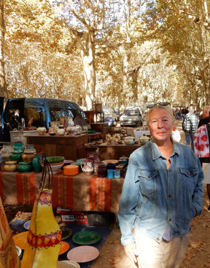 Bild: die Autorin Liliane Fontaine bei der Recherche auf dem Marché aux Puces in Sommières