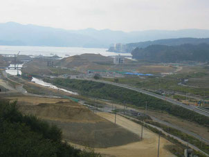 平成２７年１０月の南三陸町の様子。土地を高くする工事が続いている。
