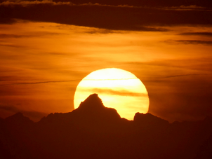 Sonnenaufgang hinter dem Hochvogel, vom Turm aus gesehen
