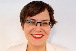Frau mit kurzen Haaren und Brille 
