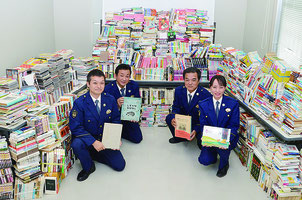 八重山署に3500点もの古本などが集まった=11日、八重山署