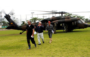 自衛隊の救難ヘリUH60で平久保地区から搬送された住民=27日午前、陸上競技場