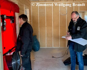 Kleines Holzhaus - Wohnblockhaus - Massivholzhaus - Zertifikat - Blower Door Messung - Luftdichtheitsprüfung - Blockhausbau - Holzbau - Singlehaus - Ökologisch bauen - Gesundes Wohnen - Zimmerei - Bau - Neubau - Klimaanlage - Lüftungsanlage  - GEG - KfW  