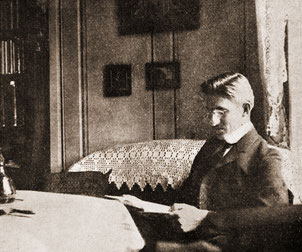Wilhelm Altwegg, bei sich zu Hause in Biel. Reproduktion aus , Fünfundzwanzig Jahre Gymnasium Biel 1902 - 1927, Biel, 1927.