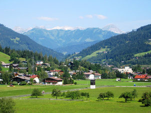 Der herrliche Blick von der Sonnenterasse und die gemütliche Liegewiese  laden Sie ein, nach dem Sport Ihre Seele baumeln zu lassen.