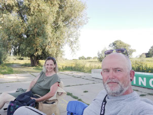 Peter de Vries met vrouw en hond langs de Waal tijdens een fototrip voor Binnenvaartspotter.nl