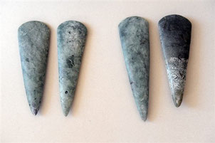 Artiste(s) inconnu(s), Représentations de haches polies datant du néolithique,  taillées dans la jadéite,  découvertes en août 2008 en Bretagne.
