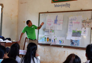 Coordinator teaching garbage segregation with the aid of illustrations. They are overlaying the ingenuity getting advices from CFP coordinators from other countries.