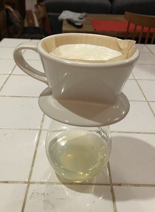 プレーンヨーグルトをコーヒーフィルターで濾す