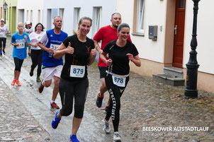 Stefanie Wickfelder und Bianca Karras (v.l.) mit viel Spaß über die 10km. (Foto: R. Schmidt)