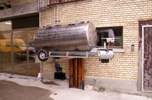 Milchtank mit Chassis und Elektrischem Fahrantrieb. Der Milchtank befindet sich auf der Hubvorrichtung, um die Milch schonend (ohne zu pumpen) ins Käsekessi zu transportieren.