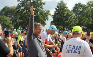 „Auf die Plätze, fertig, los“: Landrat Michael Stickeln hat vor einem Jahr den Startschuss beim Weserbergland-Triathlons vorgenommen.