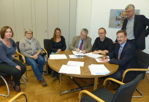 Bringen ein gemeinsames Projekt auf den Weg: v.l. Marlies Polkowski (Jobcenter), Monika Weisbecker, Susanne Bohn-Wolfram (Internationaler Bund), Heinrich Arndt (Caritas), Matthias Rau (Diakonie), Peter Matzke (Koordinationsbüro Jugend und Soziales), Bürge