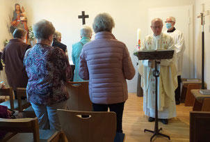 Erste Messe im neuen "Kapellchen" mit Pfarrer Roland Winkelmann 