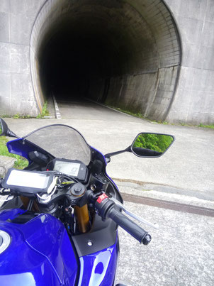 真っ暗でなんだか怖いトンネル