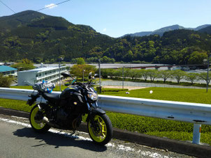 背景に大井川と鉄道橋