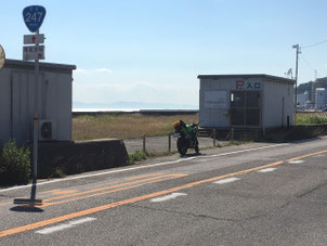 P11 R247おにぎりと海
