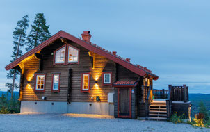 Altes Blockhaus - Holzhaus in Blockbauweise im Winter - Blockhausbau in Bayern