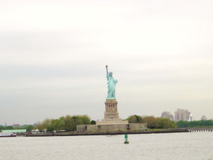 フェリーから見た自由の女神像
