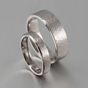 Trauringe mit Hammerschlag in Palladium 500, Dorothea Siegert