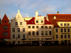 Abendlicht auf dem Marktplatz von Tallin