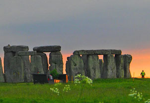 der Steinkreis von Stonehenge wird auch in der Nacht bewacht