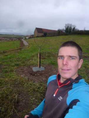 Adrien au verger conservatoire des Alôsnys en Bourgogne