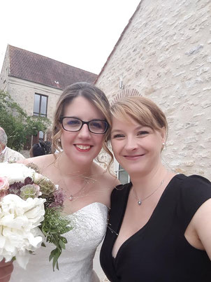 Cérémonie laïque de mariage: le selfie de la mariée avec l'officiante