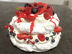 Ein Dessert aus Porzellan