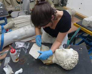Démontage d'un ancien assemblage d'un buste en marbre