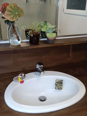 Le porte savon magnétique installé dans votre lavabo permet d'avoir votre savon rapidement à portée de main. Il est minimaliste et optimise le séchage du savon.