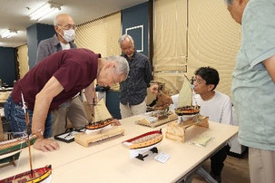 持参模型を前に意見交換する受講者